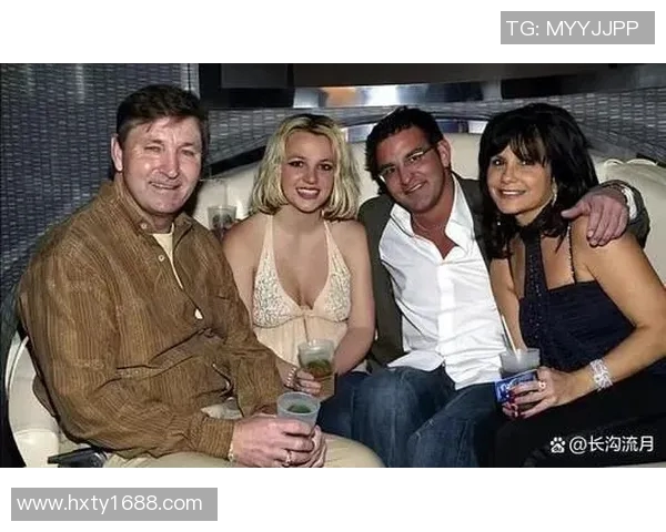 小甜甜布兰妮与足球明星的奇妙邂逅与跨界合作揭秘